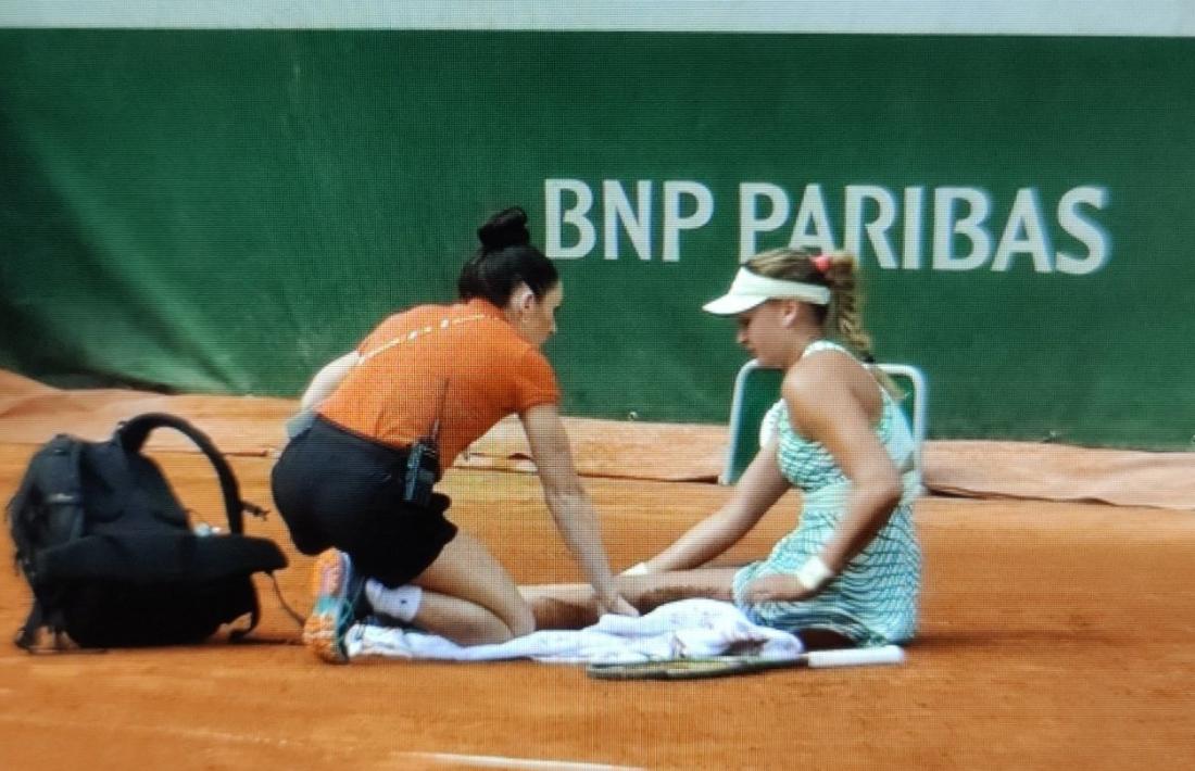 Vicky Jiménez, en el moment de ser atesa per la ‘fisio’ del Roland Garros al tercer set.