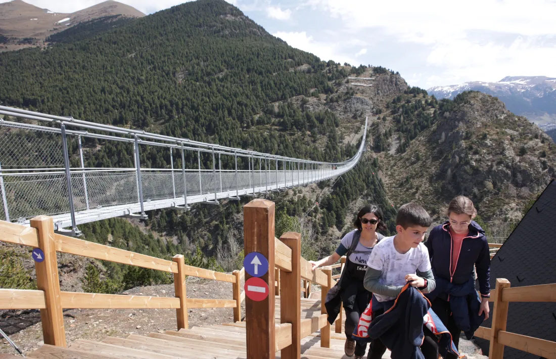 Visitants al pont tibetà el primer dia d'obertura d'aquesta temporada.
