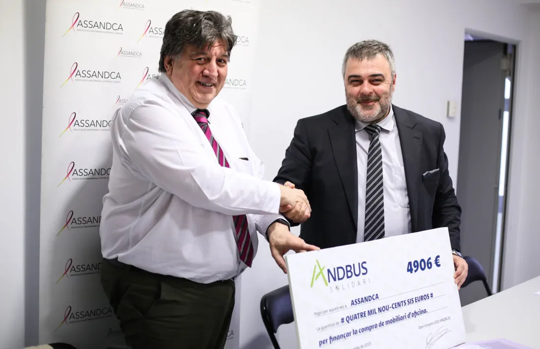Un moment de l'entrega del xec solidari, aquesta tarda.