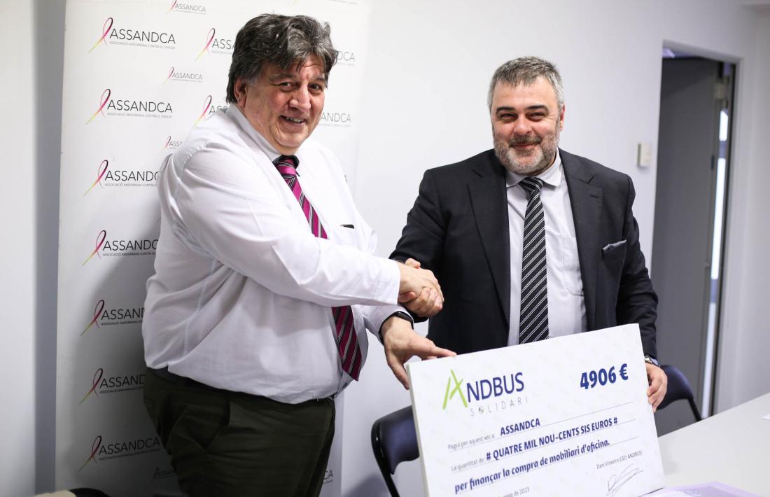 Un moment de l'entrega del xec solidari, aquesta tarda.