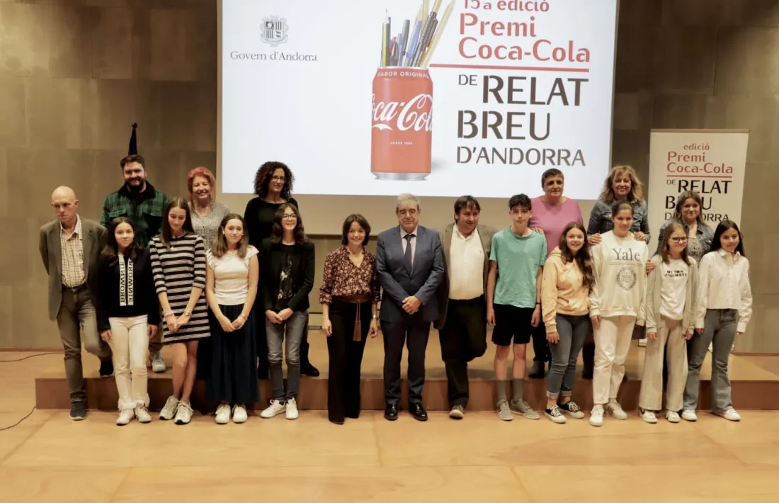 Foto de família del ministre i els guardonats al concurs de relats, avui.