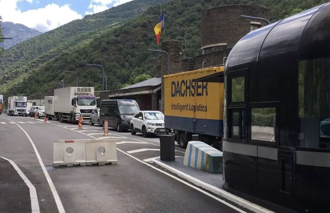 Vehicles sortint d'Andorra per la frontera del riu Runer.