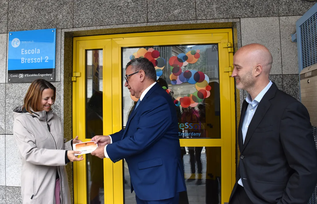 Albert Moles ha lliurat a Rosa Gili el distintiu de connexió a la xarxa de calor.