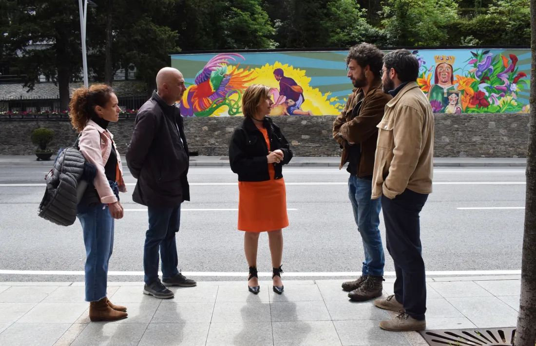 La cònsol Codina i els dos autors de ‘Goigs de Canòlich’, Arnau Orobitg i Xavi Casals, davant del ‘seu’ mur.