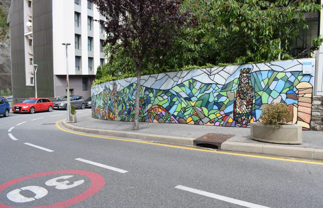 David Segura s’ha inspirat en la tècnica del vitrall per a ‘Festa i goig a Canòlich’, al mur exterior de la rectoria.