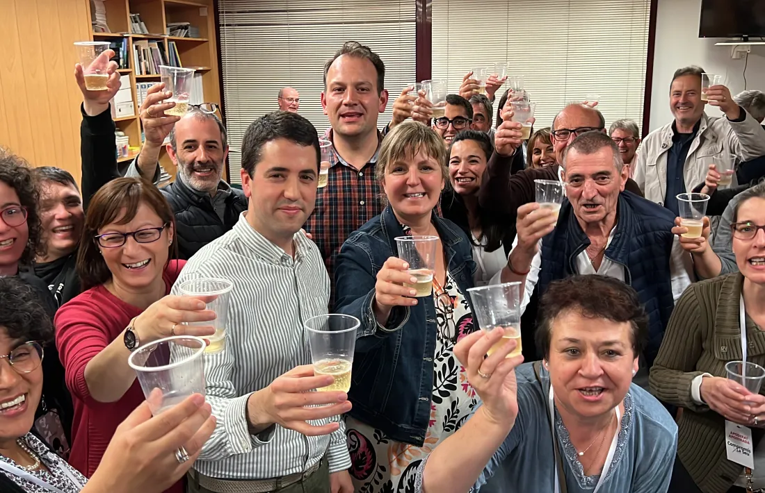 Barrera, envoltat dels companys de Compromís, en conèixer els resultats. 