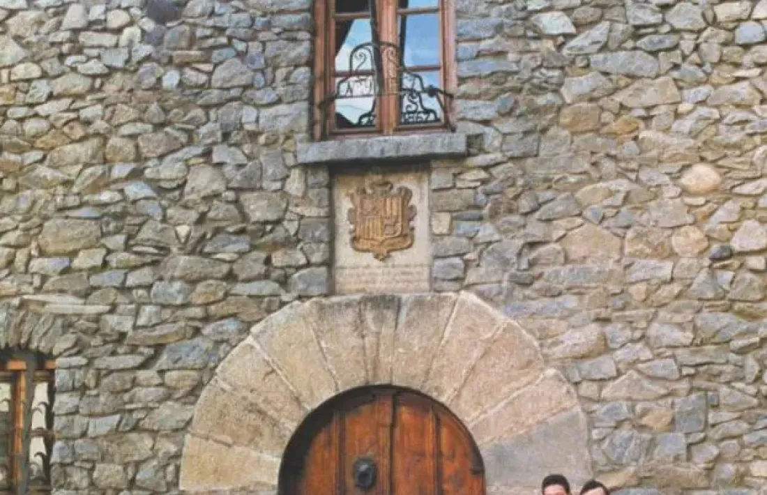 El poeta, amb cadira de rodes, davant de Casa de la Vall, a mitjan anys 80. A la dreta, amb bigoti, Antoni Morell.