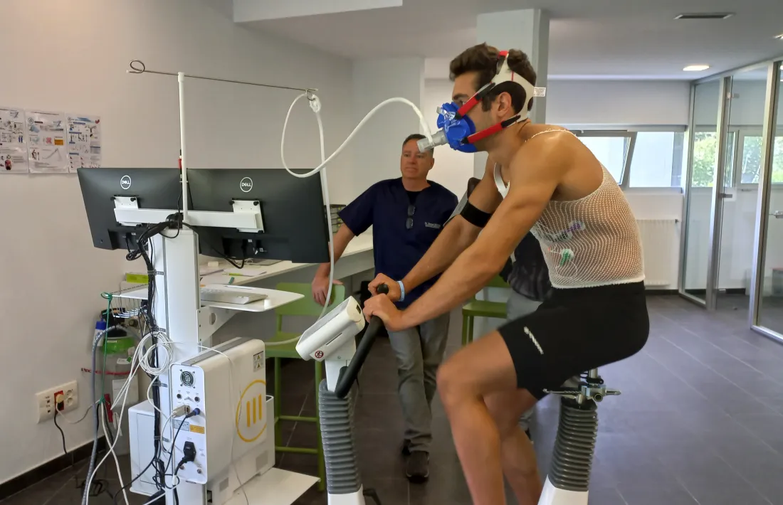 Àxel Esteve, esquiador de la FAE, i Bernat Escoda, doctor de l’ens, al CTEO..