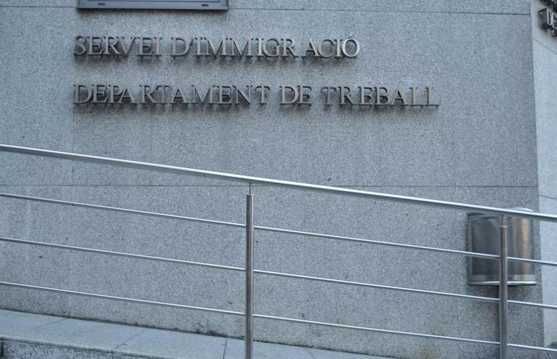 Vista exterior del servei d'immigració.