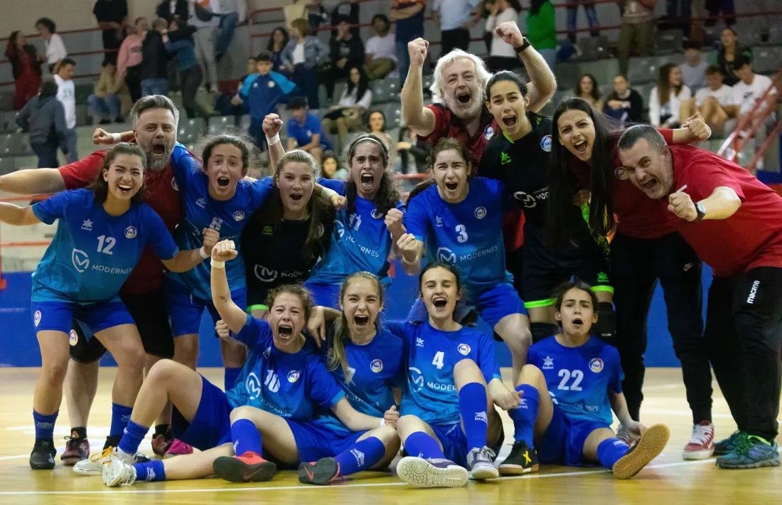 L’Enfaf juvenil de futbol sala va celebrar a la pista la classificació per a la final de Copa.