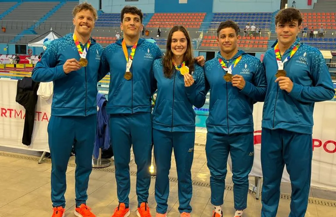 Nàdia Tudó amb el seu or i amb l’equip de 4x100, que van aconseguir el bronze.