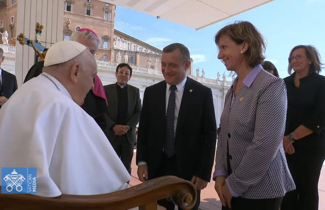 Els cònsols lauredians en el 'besamans' al Sant Pare.