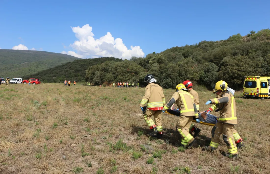 Els bombers durant el simulacre.