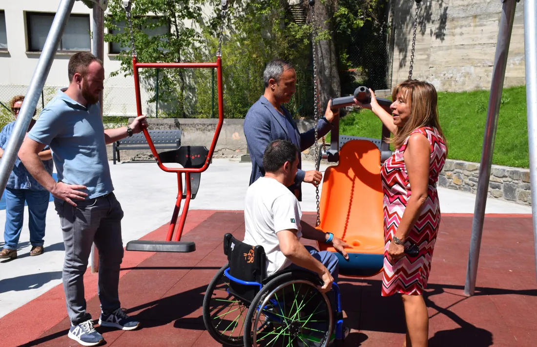 Astrié i Marsol, amb Llovera, en la inauguració d'un parc inclusiu.