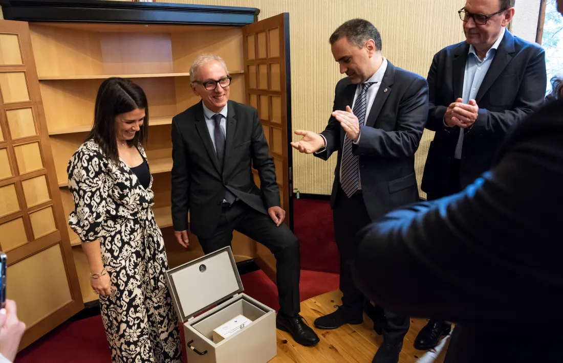 Els cònsols majors de Canillo, Francesc Camp i d’Encamp, Laura Mas, durant l'acte de dipòsit.