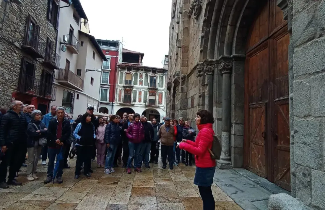 Clara Arbués, responsable de la visita guiada, que va estar molt concorreguda. 