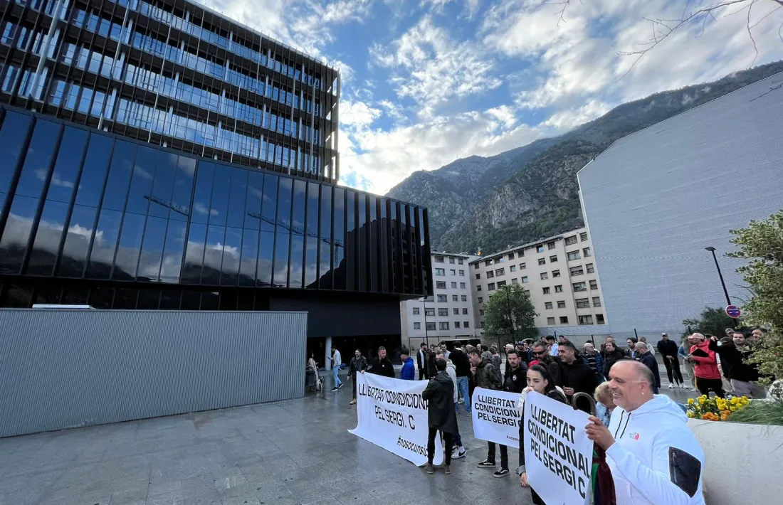 La concentració silenciosa ha tingut lloc a la plaça de la Seu de la Justícia, avui.