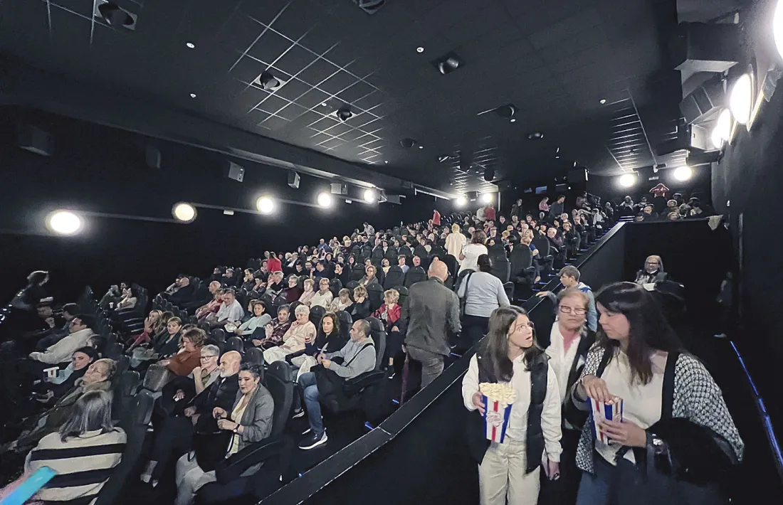 Els cines Illa es van omplir ahir en l’estrena de ‘Tirites’, dirigit per Alberto Sánchez i coordinat per Alex Molina.