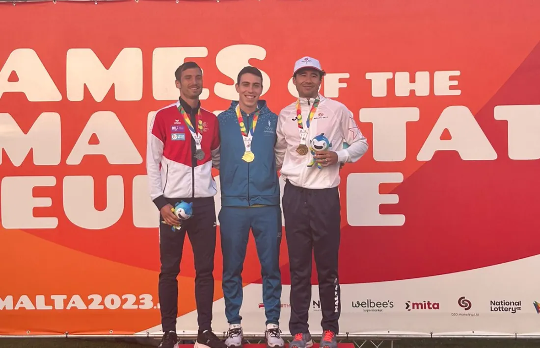 Pol Moya, al lloc més alt del podi en imposar-se a la prova dels 1.500 metres.