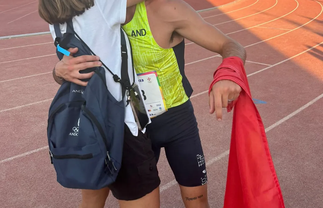 Nahuel, amb la bandera tricolor, s’abraça amb Anna Achón, vicepresidenta de l’ens.
