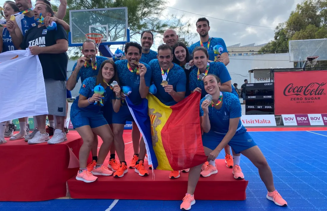 El bàsquet 3x3 masculí i femení celebra els metalls assolits ahir.