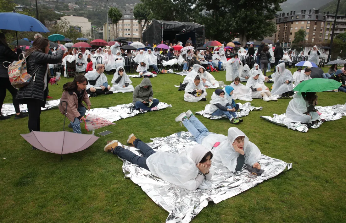 Ambient festiu ahir al Parc Central, més Central Park que mai, amb flassads tèrmiques i impermeables facilitats per l'organització.