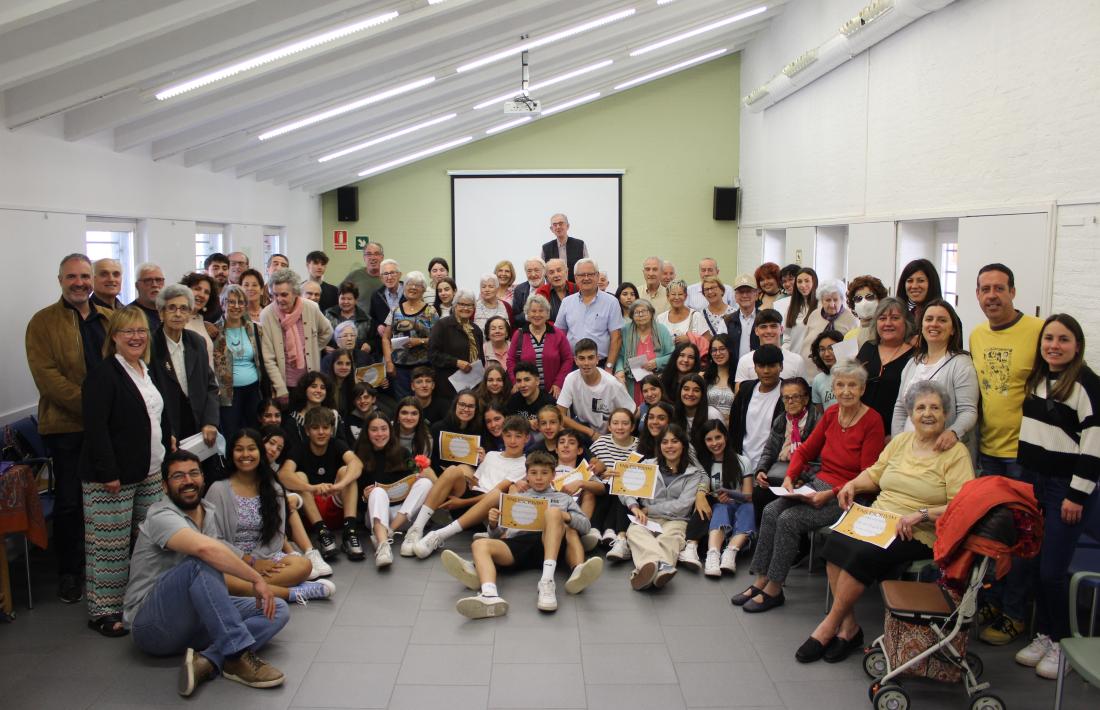 Foto de família de les 39 parelles participants en aquesta edició, que ahir es trobaven personalment a l'Esplai. Amb presència d'autoritats locals.