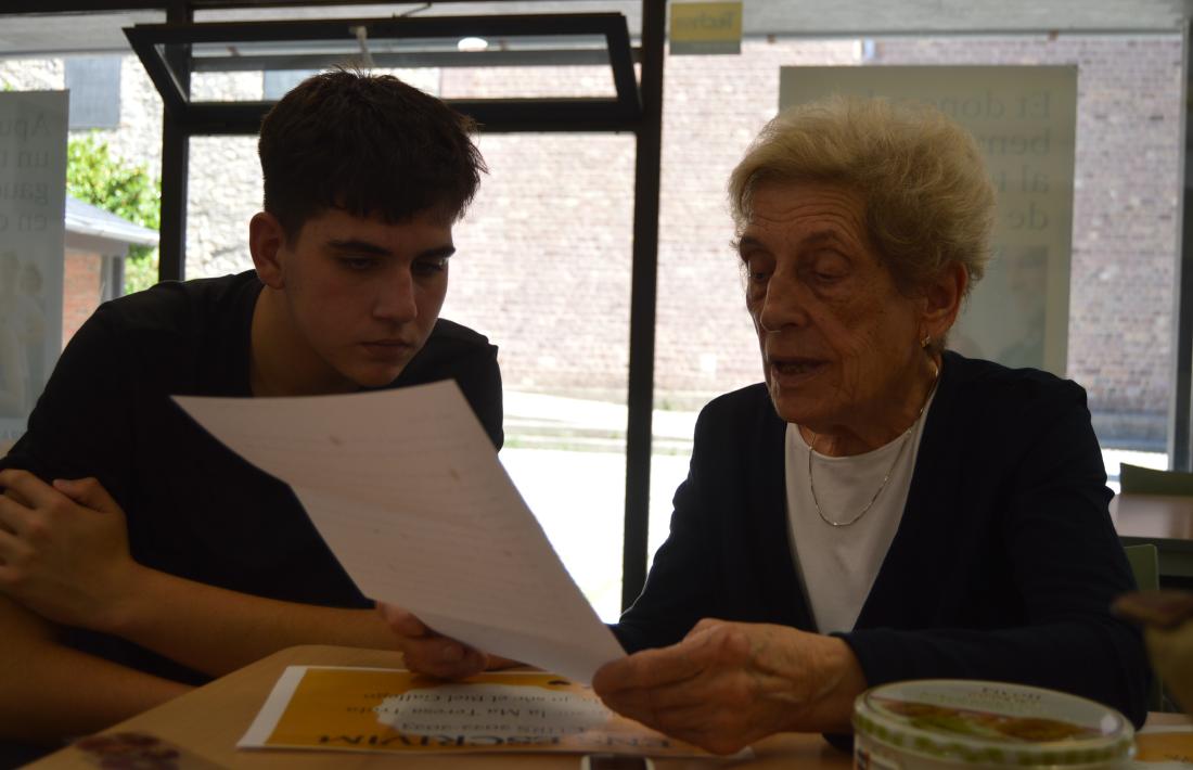 En Biel i la Teresa, llegint l'última carta, que ja no havien estat a temps d'enviar-se. 