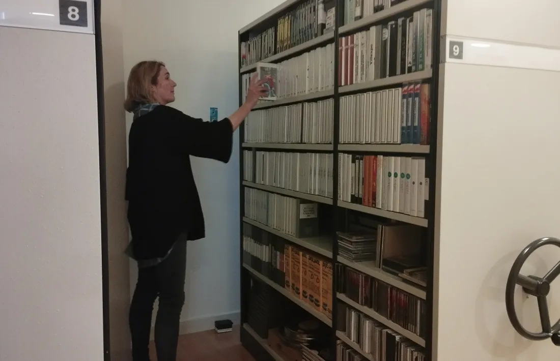 L’arxivera Montserrat Bota revisa una cinta de videocasset del fons audiovisual del Festival de jazz.