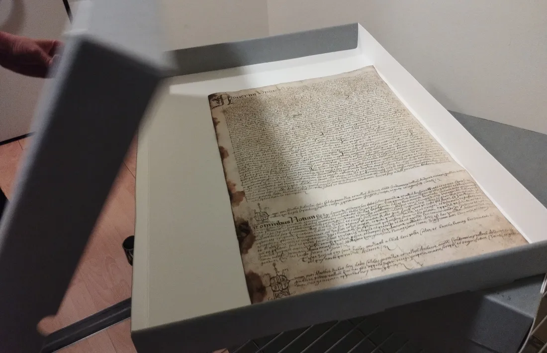 L’estrella de l’Arxiu Històric d’Escaldes: el pergamí amb els capítols matrimonials de Miquel Babot i Mateua Montanya, atorgats l’1 d’octubre del 1588 davant del notari Maties Ribot.