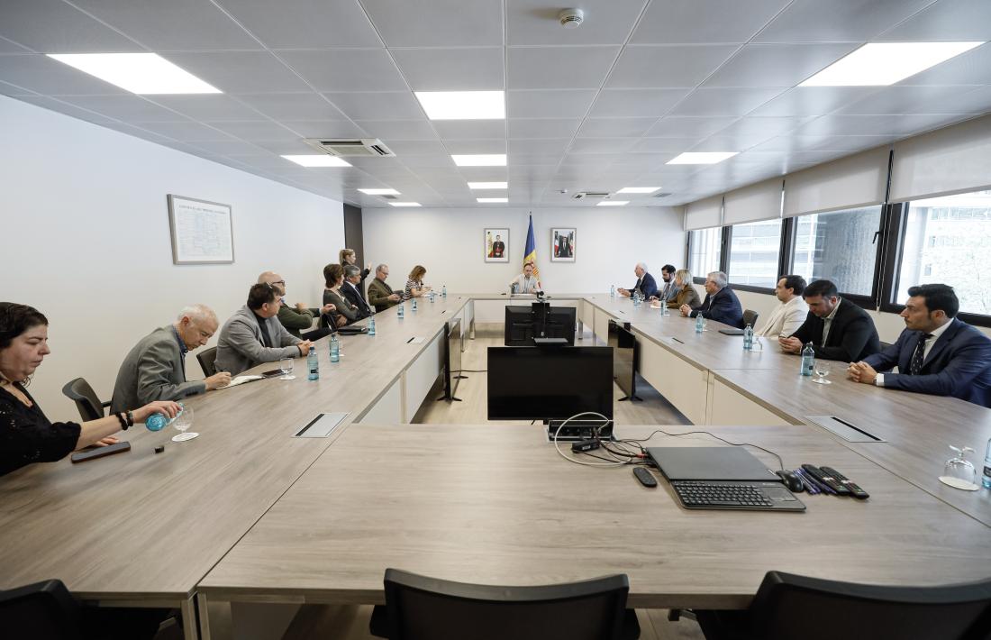 Un moment de la reunió del cap de Govern, Xavier Espot, amb la junta directiva de la CEA, encapçalada per Gerard Cadena.