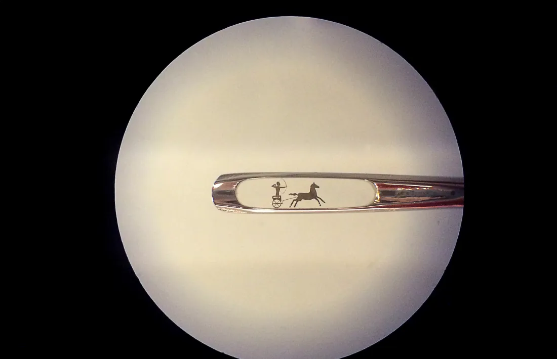 Carro de combat egipci tallat al forat d’una agulla, una de les catorze miniatures del mestre Syadristy que s’exposen al museu.