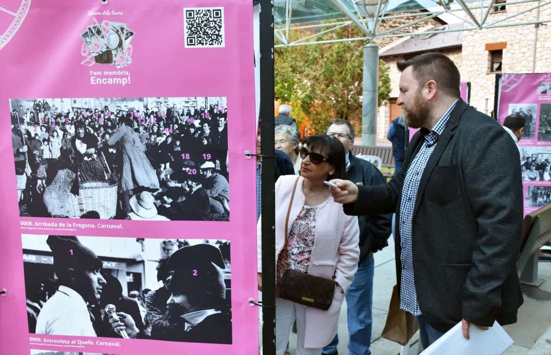 Un moment de la trobada per identificar fotografies antigues d'Encamp.