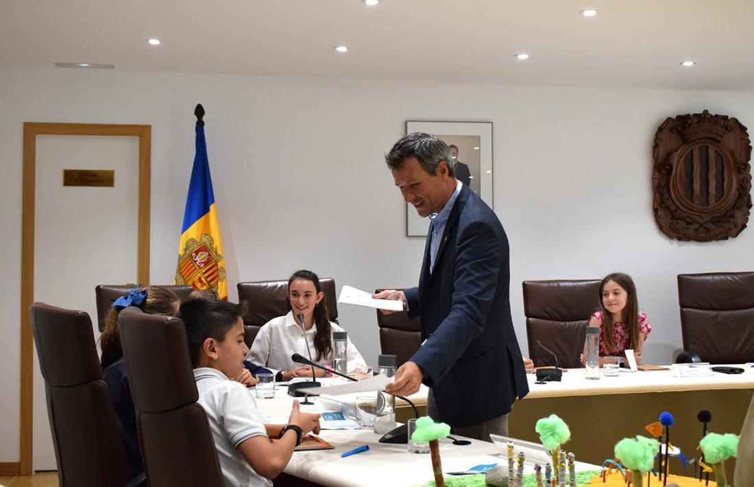 David Astrié ha lliurat els diplomes als assistents al consell d'infants.