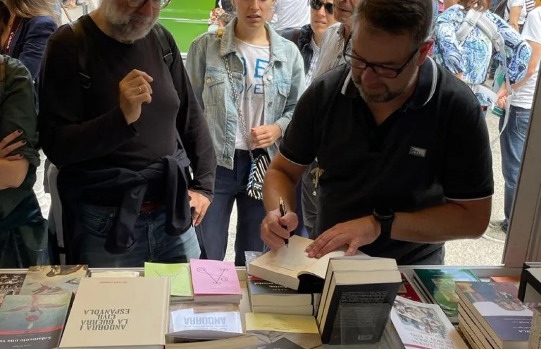 Rubio firma exemplars de ‘Muertos...’, diumenge a la caseta 5 de la zona internacional del Retiro.  AssociaciÓ d’Editors
