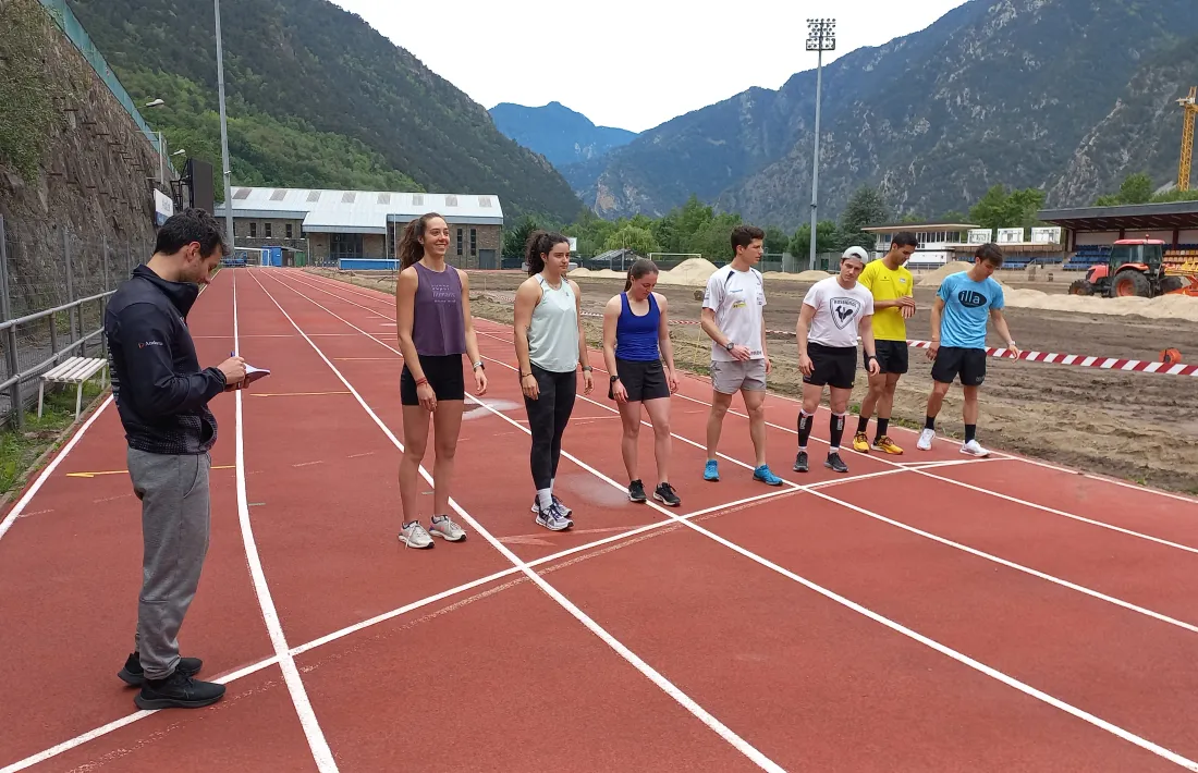 Esquiadors de la FAE fent d’atletes.