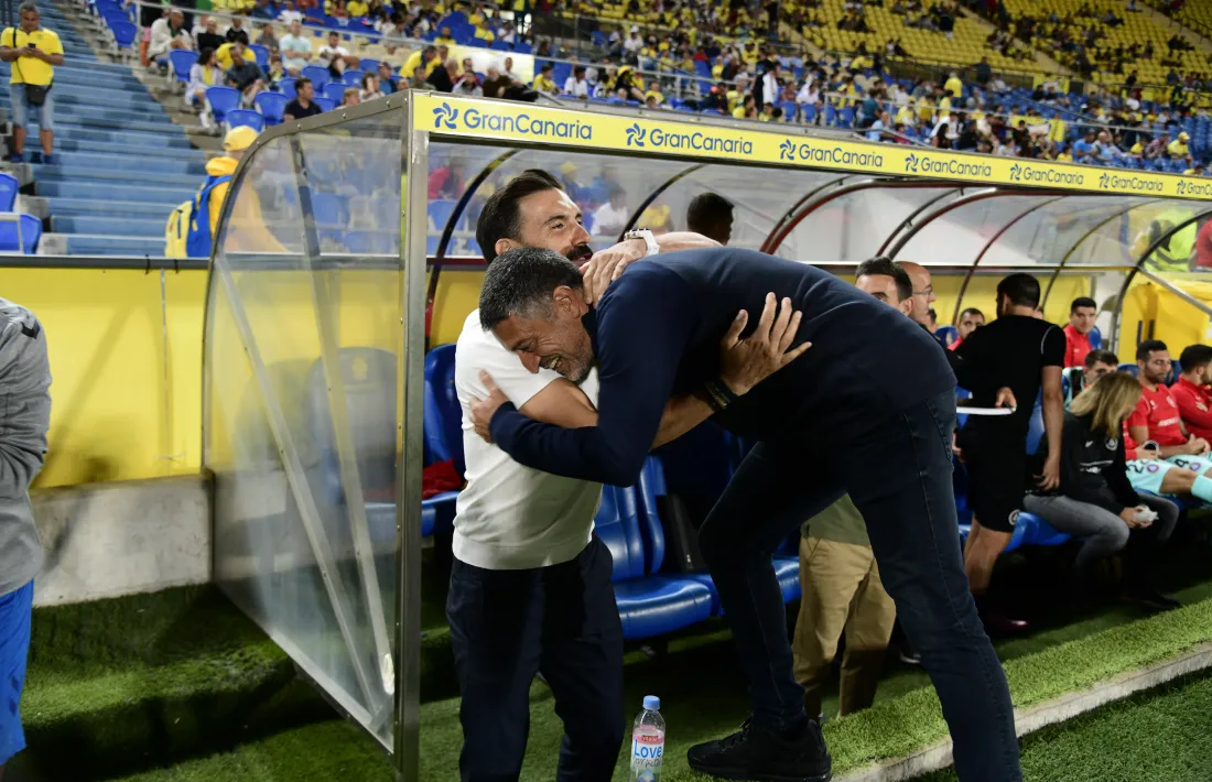 Eder Sarabia, en la seva última visita a l’Estadi Gran Canària, saludant García Pimienta, ‘Pimi’.
