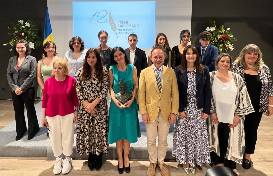 La novel·lista, acompanyada del jurat –nou estudiants de secundària dels tres sistemes– amb el trofeu que li acabava d’entrregar Espot.