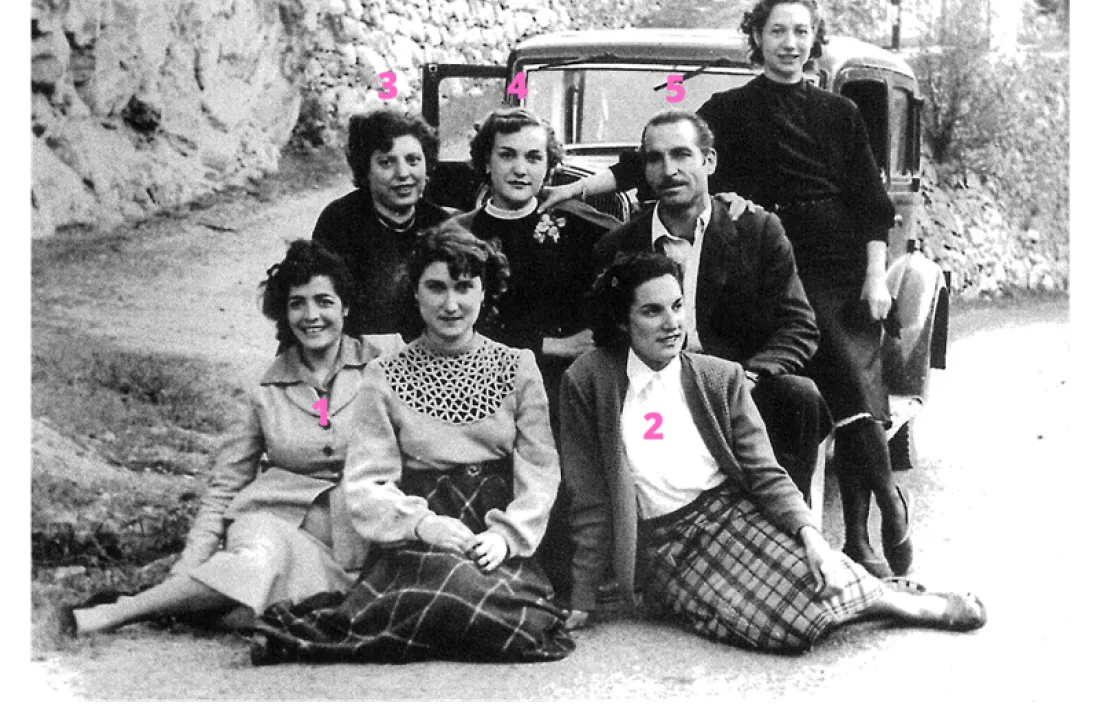 Olga Sánchez, al mig de la primera fila, posa amb un grup de joves encampadans: som als anys 40.