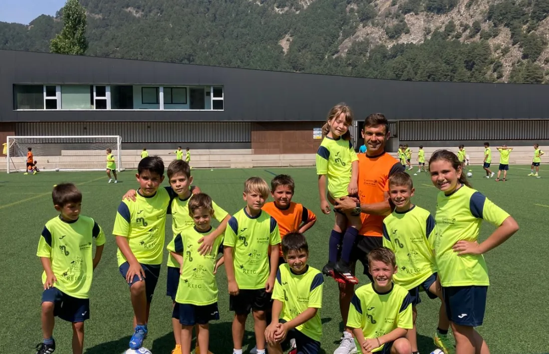 Marc Bernaus, un exinternacional, en el seu campus que va néixer fa 15 anys.