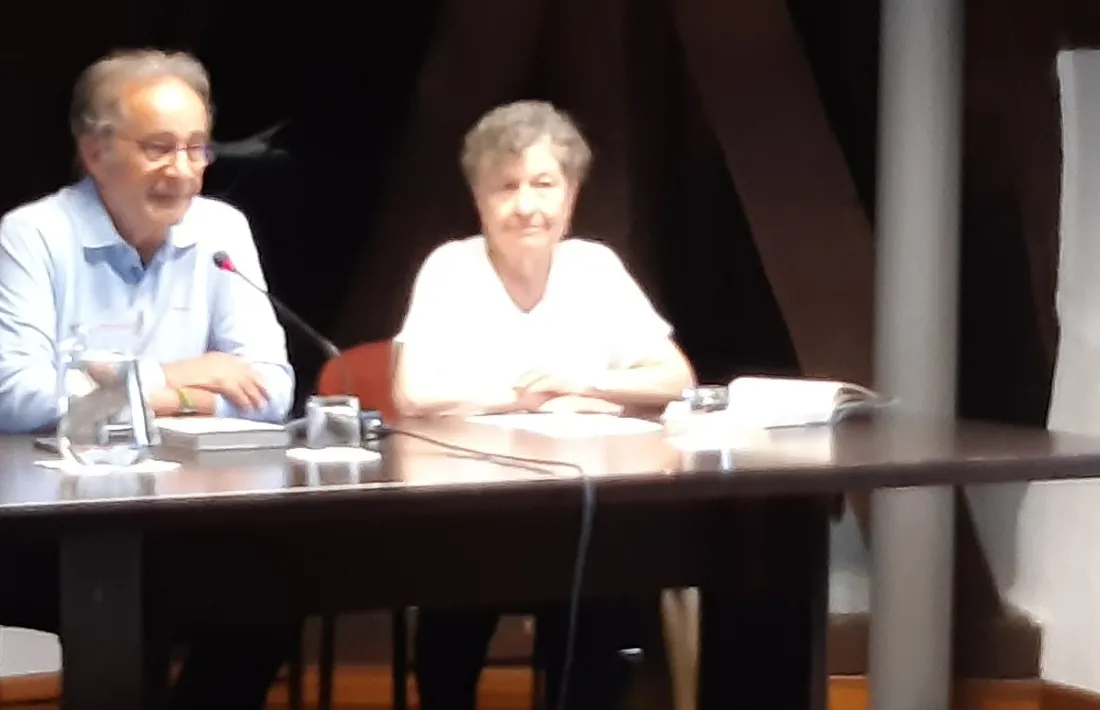 Els dos escriptors, en començar l'acte, a la seu del Consell Comarcal. 
