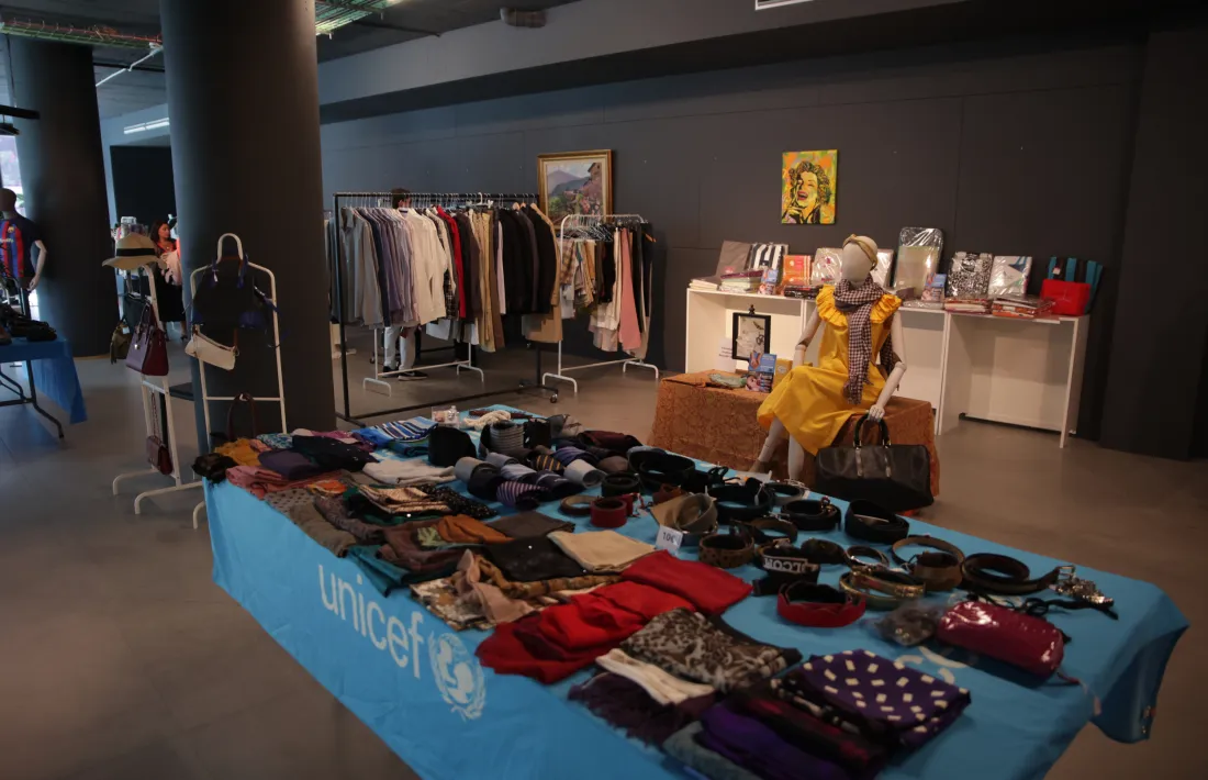 Roba i complements cedits per esportistes i influencers son alguns dels productes estrella del mercat solidari.