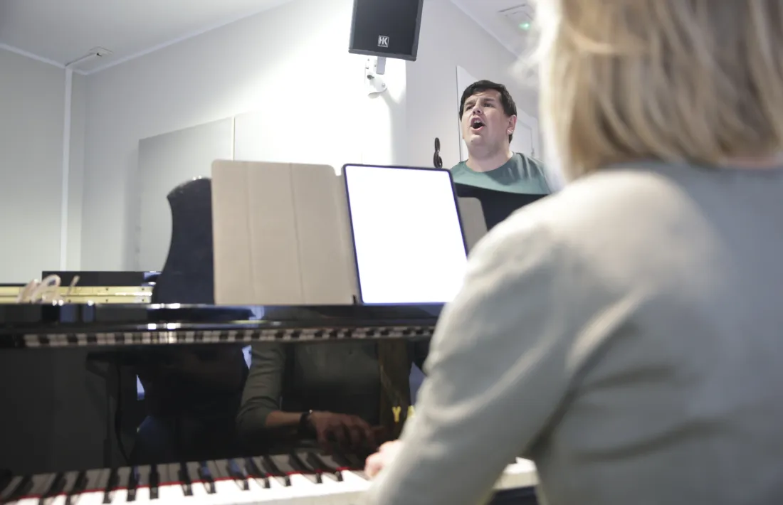 El tenor ucraïnès, a l'assaig d'ahir a l'escola Grandàlia.