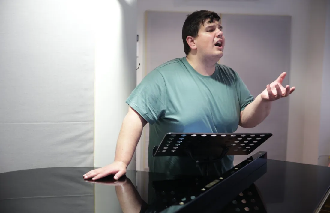 Dytiuk prepara el repertori (Puccini, Verdi, Donizzetti, Massenet i Hoffmann) per al recital d'avui al vespre als jardins de Radio Andorra.