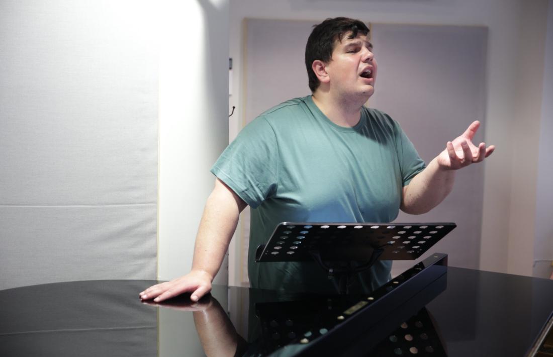 Dytiuk prepara el repertori (Puccini, Verdi, Donizzetti, Massenet i Hoffmann) per al recital d'avui al vespre als jardins de Radio Andorra.