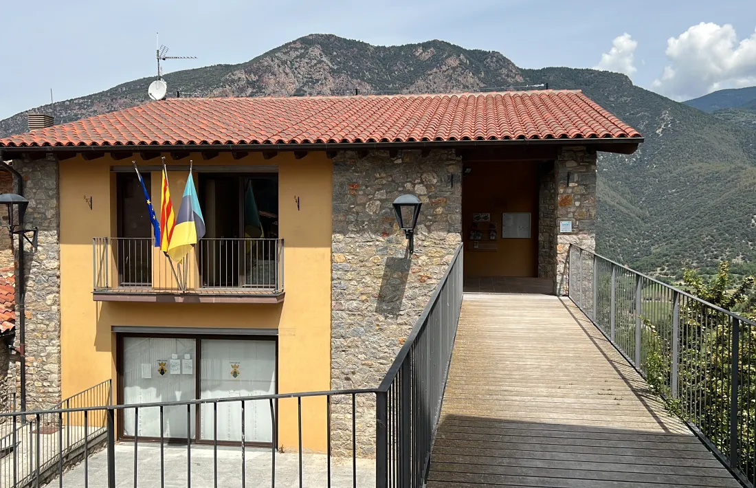 Exterior de l'Ajuntament d'Arsèguel, a la comarca de l'Alt Urgell. 