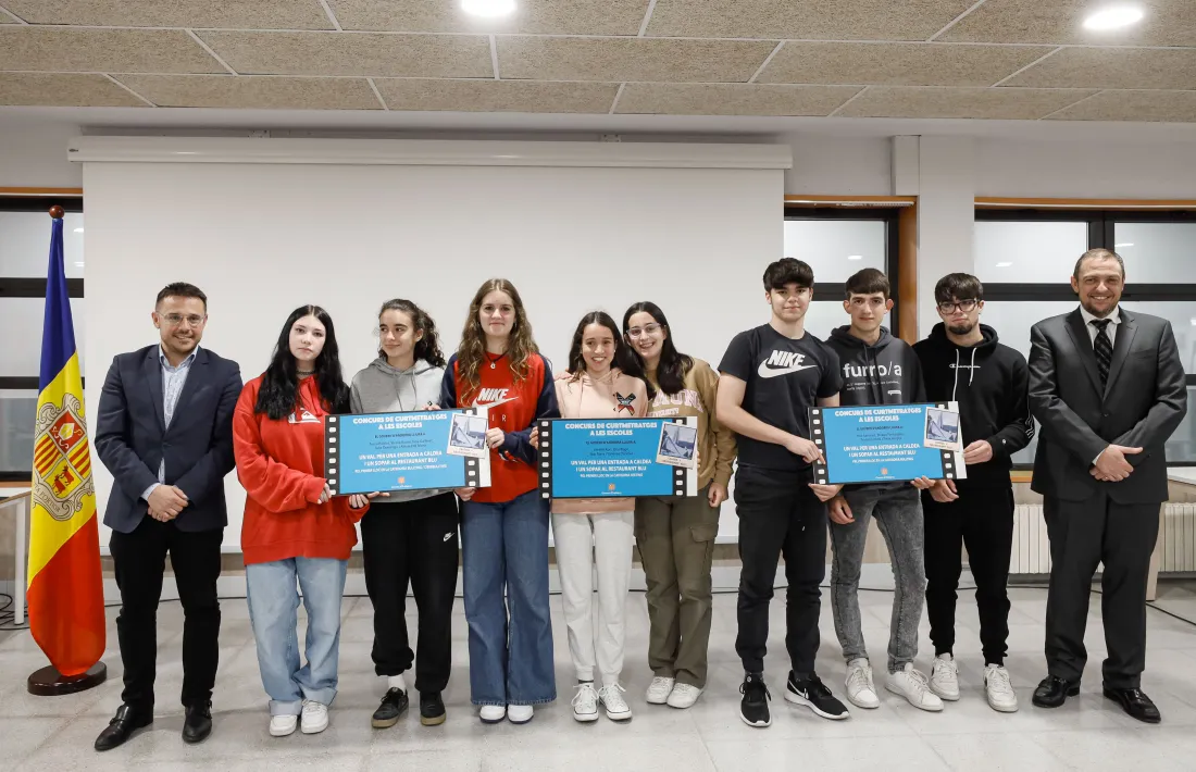 Els guanyadors del concurs de curtmetratges d'assetjament amb León i Bardina.