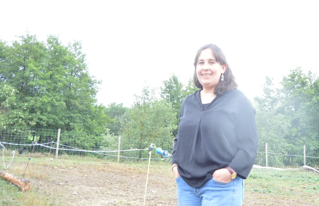 La directora de l'Escola Agrària del Pirineu, Núria Duró, a les instal·lacions del centre, d'una extensió de prop de deu hectàrees. 