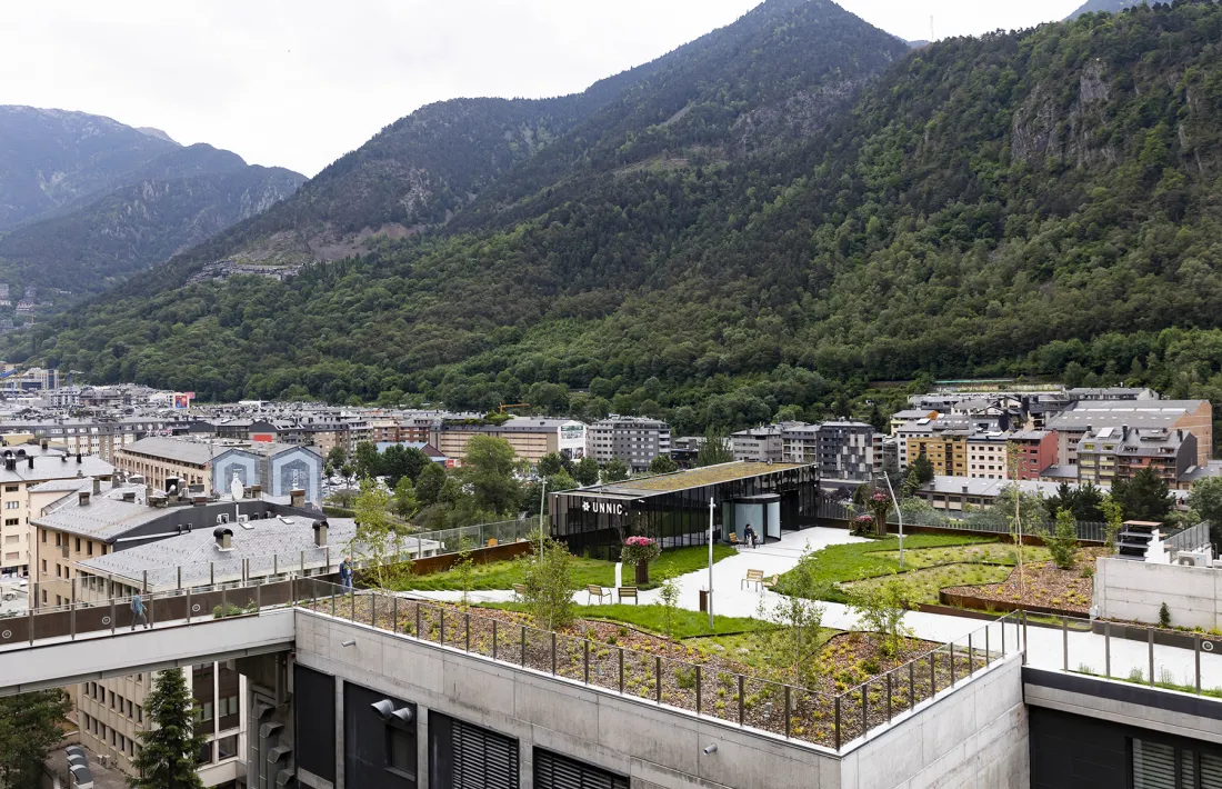 Vista de la passarel·la de la coberta de l’edifici del centre Unnic.
