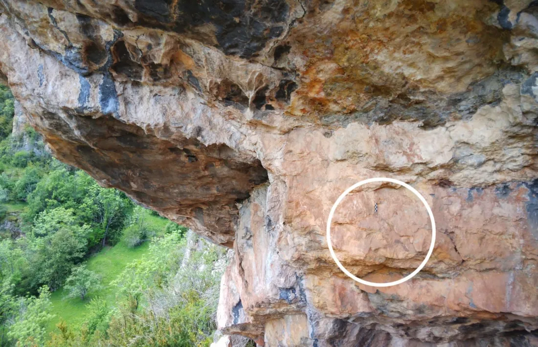 El suposat xaman, o potser xamana, és una figura d’uns 25 centímetres d’altura pintada a l’interior de la balma. No és difícil intuir-ne les cames eixarrancades, el tronc, els braços enlairats i el cap.